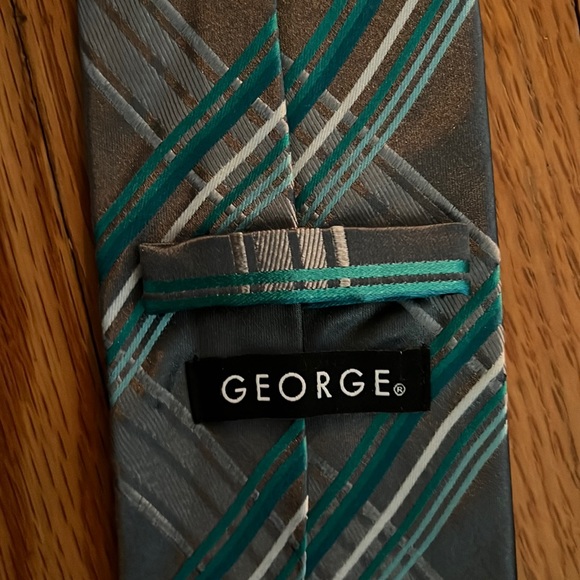 George Tie with Green-Silver-Gray Pattern in 100% Silk - Picture 1 of 2
